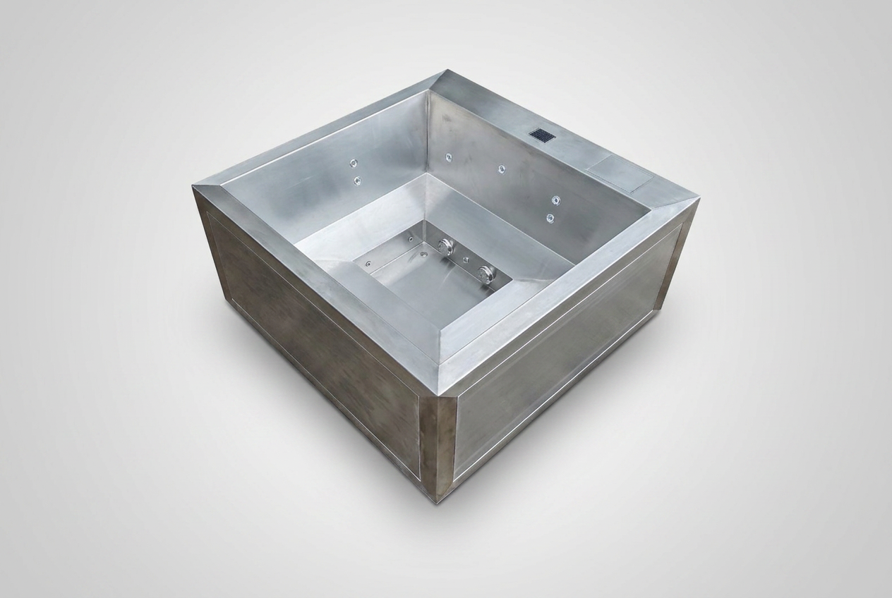 Inox Quadro – quadratischer Edelstahl-Whirlpool, Originalaufnahme von ARRIGATO